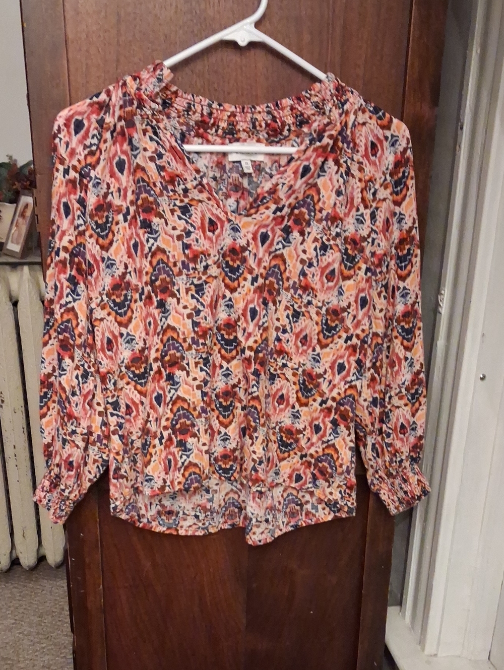 Evereve Woman's Size XS Coral and Navy Abstract V-Neck Blouse